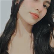 Profesora imparte a dar clase a todos los niños